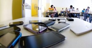 Addio agli smartphone nelle scuole